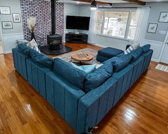 ~Lakeside Oasis~ Waterfront w/HotTub, Sauna & Dock - Hillsboro - Sala de estar