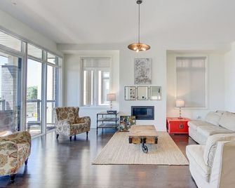 Grand Waterfront Retreat Under 1hr From - Bowmanville - Sala de estar