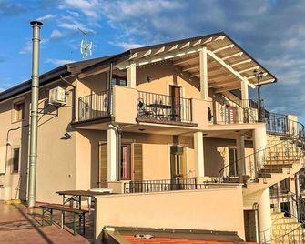 Cosy apartment for 6 people with WIFI, A/C, TV, terrace, pets allowed and panoramic view - 파글리에타 - 건물