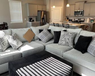 Cozy Ranch-Style Retreat Spacious & Serene - Parker - Living room