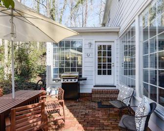 The Heel House-Walk to UNC stadiums! - Chapel Hill - Patio