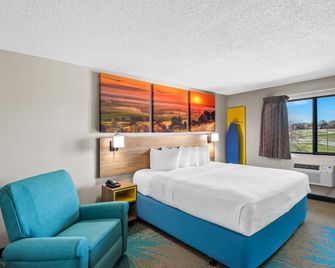 Days Inn & Suites by Wyndham Des Moines Airport - Des Moines - Schlafzimmer