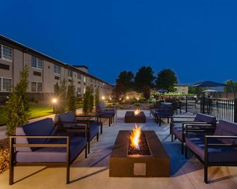 La Quinta Inn & Suites by Wyndham Joplin - Joplin - Patio