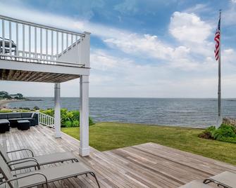 New Availability! Private Beachfront House in Madison CT - Sleeps 8 - Rare - Madison - Патіо