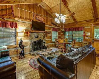 Bear-ied in the Woods Hot Tub Arcade - Sevierville - Wohnzimmer