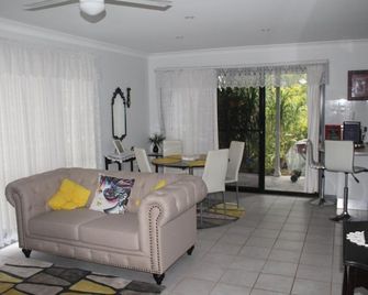 Ducati's Bed and Breakfast - Raymond Terrace - Living room