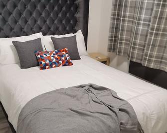 Newly Renovated Cosy 1 bed flat, 4 minutes walk to Town Centre, 3 minutes walk to the train station, Free parking, Modern, fresh and spacious living room, Netflix ready smart TV, Wifi - Wellingborough - Bedroom