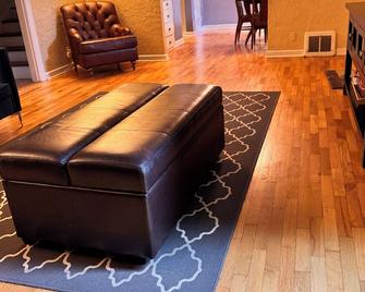 Wonderful home with hot tub for couples, getaway with friends, families! - Olympia - Living room
