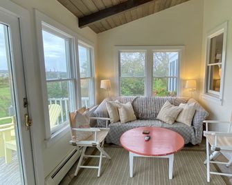 Crescent Beach Cottage - Just Steps To The Private Path To The Beach - Block Island - Living room
