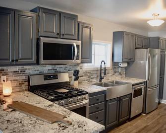 Pine Lake Retreat- sparkling hot tub! Walk out to our sandy beach lakefront! - Plainwell - Cocina
