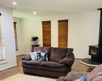Tranquil & inviting with views from the treetops! - Tamworth - Living room