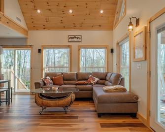 Peaceful A-frame cabin with hot tub, forest views, modern comfort, and total privacy in nature. - Radford - Wohnzimmer