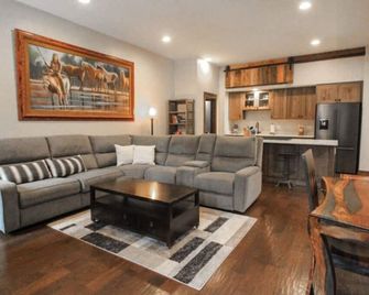 Wooden Cabin With Amazing Outdoor Living - Columbia Falls - Living room