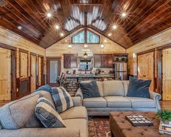 Large Luxury 2BR Cabin w Hot Tub Double Trouble was designed for fun comfort and memories minutes from buzzling Hochatown and beautiful Beaver Bend State Park - Broken Bow - Olohuone