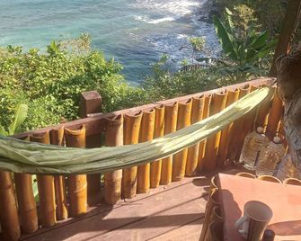 4 story wood bamboo house overlooking sae an beach below - Port Antonio - Balcony