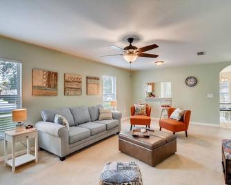Safe + Cable Tv + Crib + Deep Clean Parking - Gibsonton - Living room