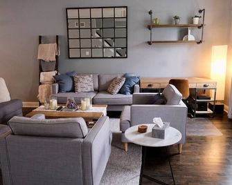 Luxury 4 BR Townhouse w/ Parking - Conshohocken - Living room