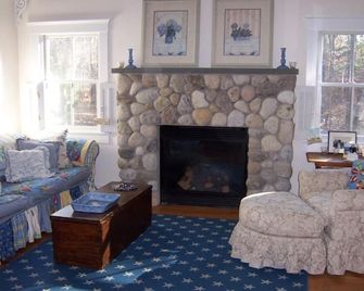 Perfect Adorable Cottage Retreat Among Award-Winning Gardens - Edgartown - Living room