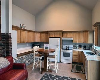 Lakefront Bungalow! 35 Miles To Mt Rainier! - Eatonville - Kitchen