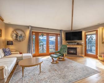 Lois Lane's Perch 1 Bedroom Home by RedAwning - Bingen - Living room