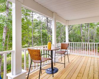 Cozy Cottage: Minutes to Downtown Southport! - Southport - Balkon