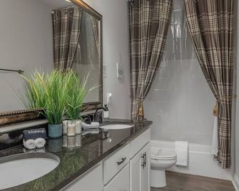 Modern Regional Art Gallery Home - Spacious & New! Tv in each room - Shreveport - Bathroom