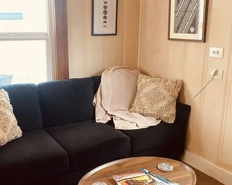 Welcome to Cozy BoHo Cottage! - Chester - Sala de estar