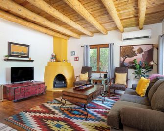 Kiva Cottage - Santa Fe - Salon