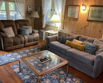 Charming Lakefront Cottage; Boat, Swim, Fish, Hike, Bike, Golf, Majestic Views - 薩利，康涅狄格 - 客廳