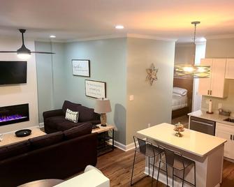 Luxury Studio Apt, walk to restaurants and bars - Cohoes - Living room