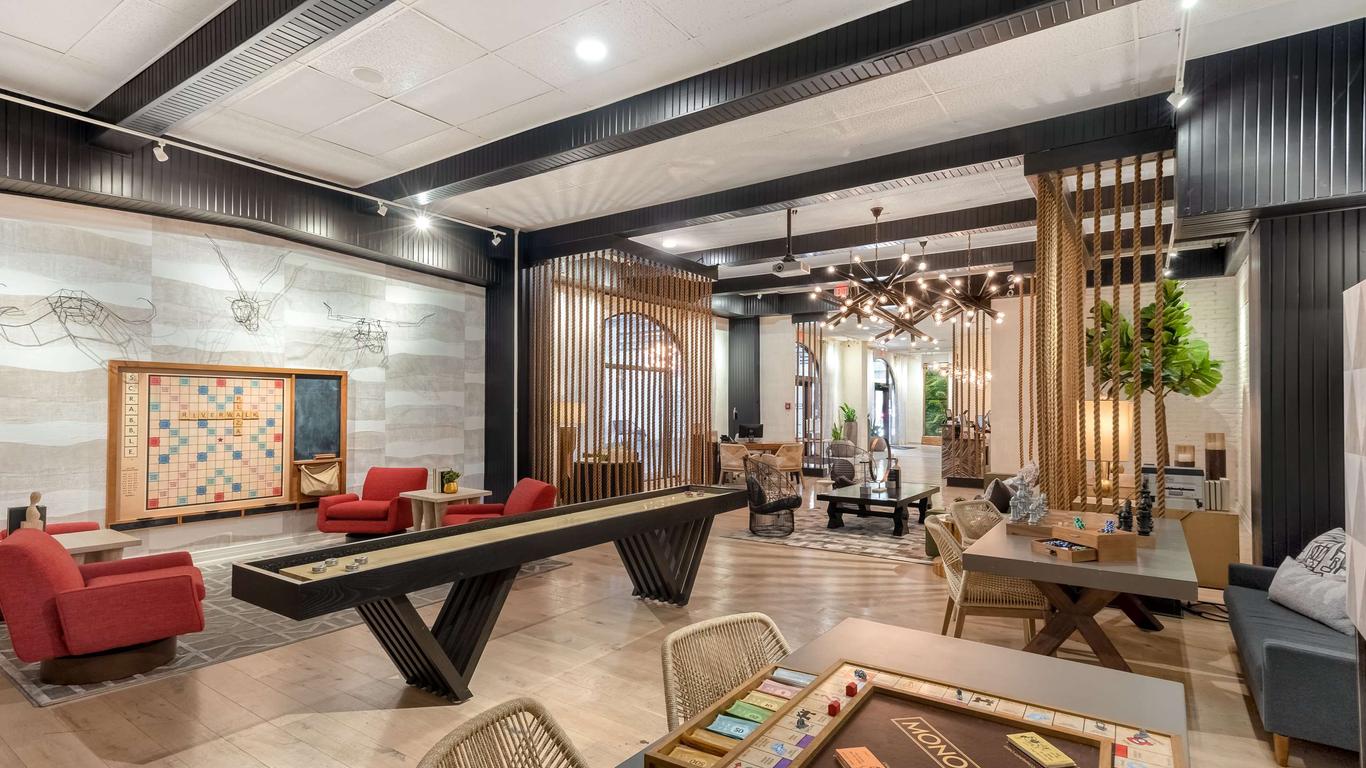 Riverwalk Plaza Hotel And Suites