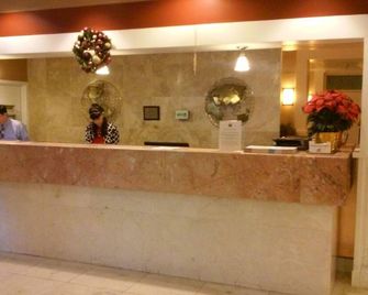 Imperial Swan Hotel and Suites Lakeland - Lakeland - Receptionist