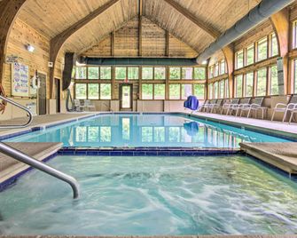1 Mi to Lake Lure: Mtn-view Studio w/ Balcony! - Lake Lure - Piscina