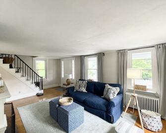 Remodeled spacious 2 BR near downtown with yard and wrap around porch - Branford - Living room