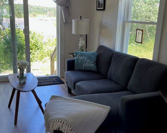 Charming 2-bedroom house in peaceful Township of Trescott with WiFi - Lubec - Sala de estar