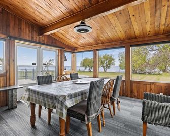 Wabamun Lakefront Getaway with additional Family Suite & Bunk House for the Kids - Wabamun - Dining room