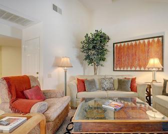 Spacious & Modern Condo Surrounded by Resort Pools & Hot Tubs - Palm Springs - Soggiorno
