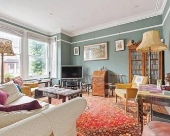 Entire home in upmarket Ealing North London - Southall - Living room