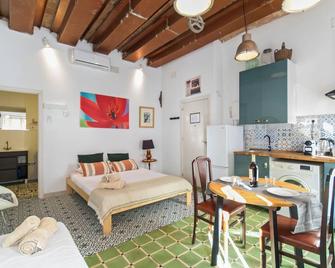 Barcelona Studios with private kitchen, toilet & shower 20min from the center 5min to the beach - Sant Adrià de Besòs