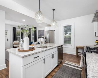 Historic Downtown Plymouth Home in Old Village - Plymouth - Kitchen