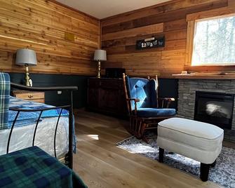 Cabin in the forest between Banff & Calgary Dogs welcome - Bragg Creek