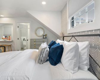 Chic Second Floor Studio in Prime Location Walkable to Vanderbilt & Belmont - Nashville - Camera da letto