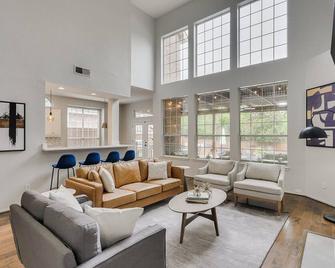 Luxurious Home w Cinema Room & Private Pool - Mesquite - Living room