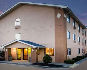 Super 8 by Wyndham Beckley - Beckley - Edificio