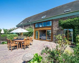 Cart Cottage - sleeps 6 guests in 3 bedrooms - Bridgnorth - Patio