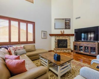 Relax In Home W/ Htd. Pool+hot Tub, Putting Green, Whirlpool Bath+steam Shower - Queen Creek - Sala de estar