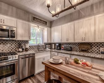 Texas Trio - Ruidoso - Kitchen