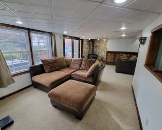 Walkout basement with bar and hot tub! - Stillwater - Sala de estar