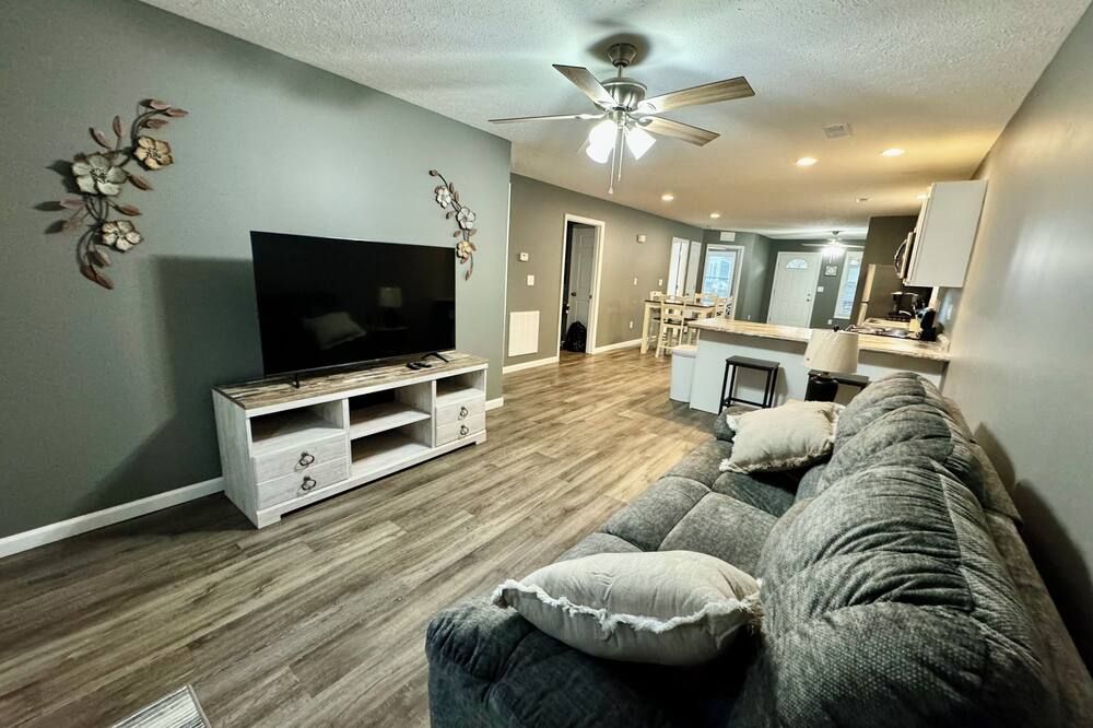 Downtown 2 Bedroom Triplex - Madisonville - Huiskamer