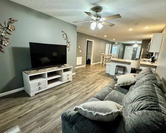 Downtown 2 Bedroom Triplex - Madisonville - Obývací pokoj